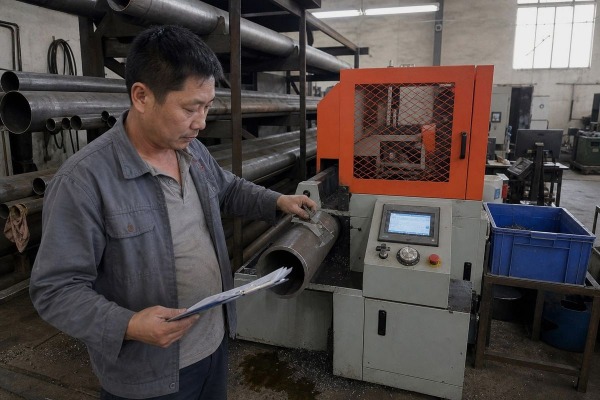 Factory floor showing pipe cutting machine range meeting customer diameter and wall thickness needs (ID#1)